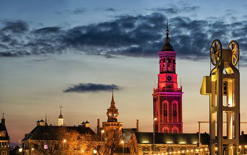 Nieuwe toren en Stadsbrug in Kampen in de avond