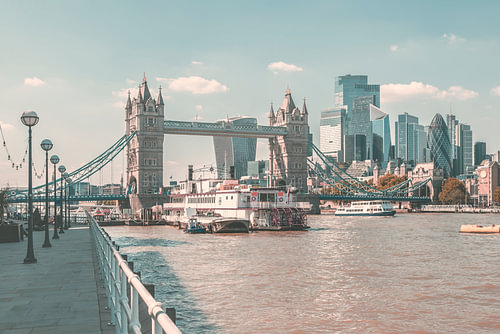 Tower Bridge und City of London Skyline - urbaner Vintage-Stil