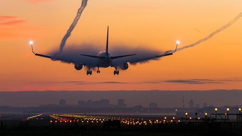 Zonsopkomst bij Schiphol met Amsterdam op de achtergrond