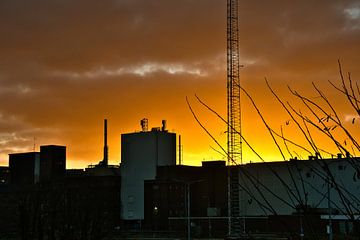 Fabriek silhouetten en kleurrijke zonsopkomst van Jolanda de Jong-Jansen