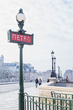 Brug over de Seine met lantaarns en metro bord in Parijs van Angeline Dobber
