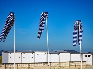 Witte strandhuisjes en vlaggenmasten von Martine Moens