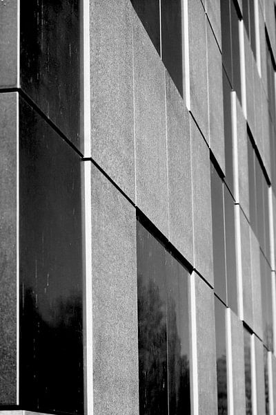 Facade of concrete slabs in black and white by Heiko Kueverling