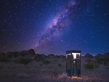 Eine Telefonzelle in der Wüste von Arjen Roos
