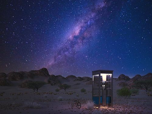 Eine Telefonzelle in der Wüste