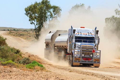 Roadtrain  op een onverharde weg in Australië