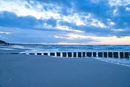 Groyne in Zingst aan de Oostzee. De kribben reiken tot in de zee van Martin Köbsch