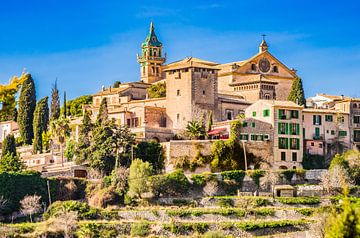 Valldemossa in het Serra de Tramuntana gebergte op Mallorca, Spanje Balearen van Alex Winter