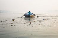 Een man met een houten boot roeit over de heilige Ganges rivier in Gosaba, West-Bengalen, India van Tjeerd Kruse thumbnail