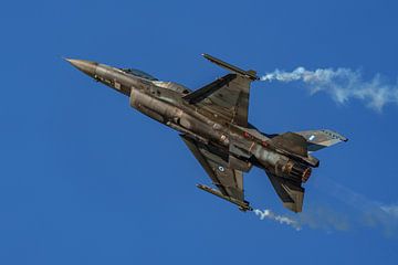 Het F-16 Demo Team "Zeus" van de Griekse Luchtmacht. van Jaap van den Berg