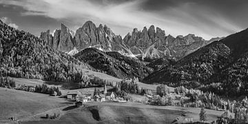 Panorama alpin des Dolomites en noir et blanc . sur Manfred Voss, Schwarz-weiss Fotografie