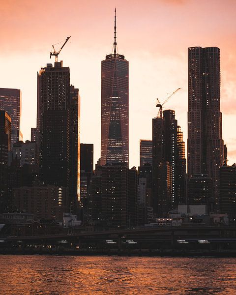 Zonsondergang achter het nieuwe 1 WTC (One WTC) in New York van Michiel Dros