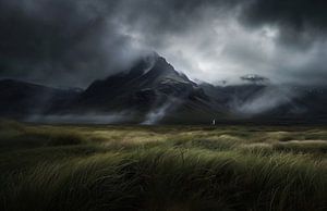 Dramatische Wildnis, mystische Wolkenkulisse