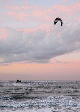 Kitesurfer met een pastel kleurige zonsondergang bij de zee in Ouddorp van Yvette Baur