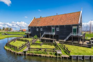 Oud houten vissershuis in Enkhuizen in Nederland. van Jan Schneckenhaus