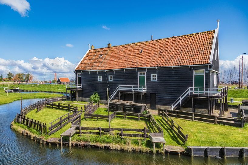 Ancienne maison de pêcheur en bois à Enkhuizen, aux Pays-Bas. par Jan Schneckenhaus