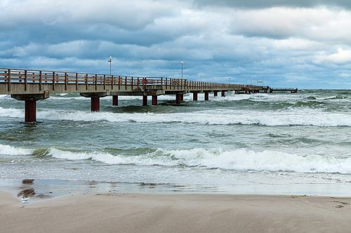 Seebrücke in Prerow an einem stürmischen Tag