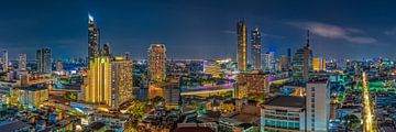 Avondlijke skyline van Bangkok van FineArt Panorama Fotografie Hans Altenkirch