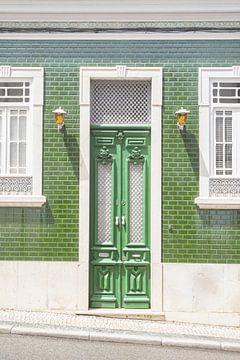Porte d'entrée verte à Tavira - Portugal Photographie sur Henrike Schenk