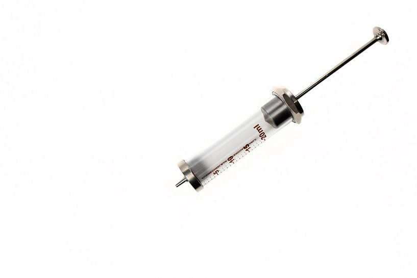 Een syringe injectiespuit op een witte achtergrond. Laboratorium. van N. Rotteveel