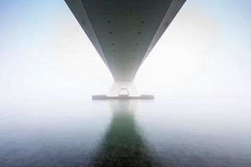 Zeelandbrug im Nebel von Sander Meertins