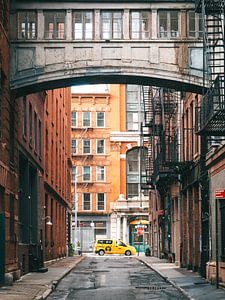 Brücke zwischen zwei Gebäuden in der Staple Street, Tribeca, Lower Manhattan, New York City.