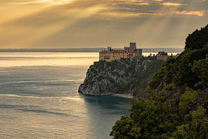 Sonnenharfen leuchten auf dem Castello di Duino auf den Klippen an der Adriaküste