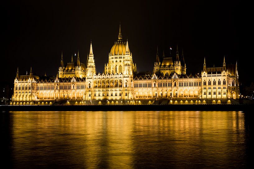 Das Parlamentsgebäude, Budapest, Ungarn, nachts am Ostufer der Donau von Alwin Wink