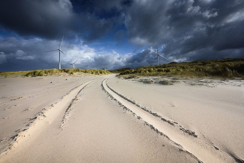 Threatening sky at the coast by Thom Brouwer