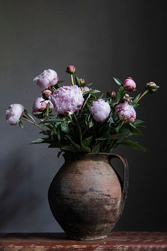Pioenrozen in oude aardewerk pot van Affect Fotografie