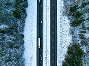 Snelweg door een besneeuwd boslandschap van bovenaf gezien van Sjoerd van der Wal Fotografie thumbnail