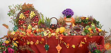 decoratieve thanksgiving tafel met fruit en groenten, houten van SusaZoom