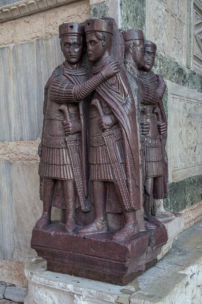 De vier Tetrarchen op basiliek van San Marco in Venetie, Italie van Joost Adriaanse