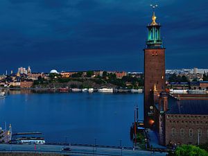 Stadshus en Södermalm in het blauwe uur
