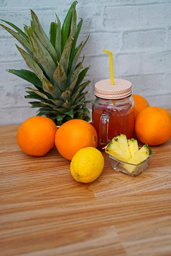 Tropische limonade met citroen ananas en sinaasappel
