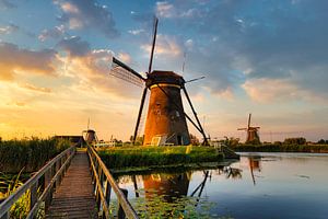 Kinderdijk Molens tijdens zonsondergang van Peter Bolman