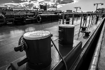 Große Stahlpoller eines Schiffs am Kai mit Hintergrundbeleuchtung von Jan Willem de Groot Photography