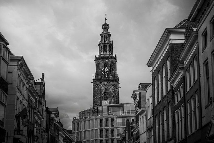 Zwart wit foto van de Martinikerk in Groningen van Erwin Huizing