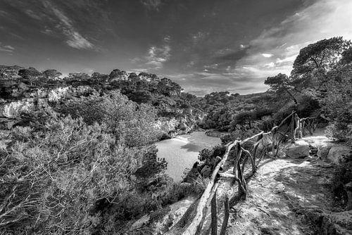 Eenzame baai op het eiland Menorca.  Zwart-wit beeld.