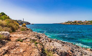 Idyllischer Blick auf die Küste mit Leuchtturm in Portocolom, Mallorca von Alex Winter
