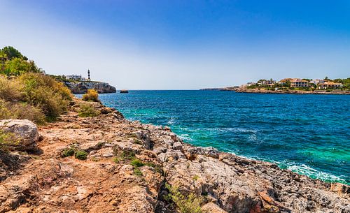 Idyllisch uitzicht op de kust met vuurtoren in Portocolom, Mallorca