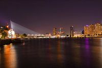 De Maas in nachtelijk Rotterdam