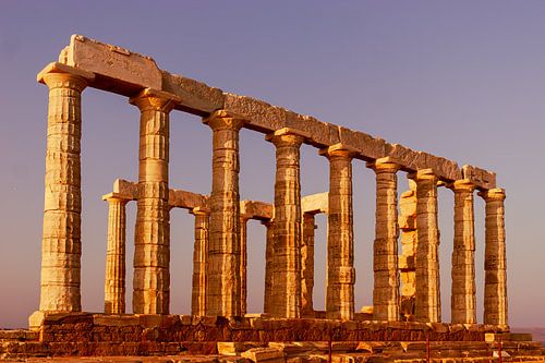 Diep in de zomer staat Griekse tempel in warm licht