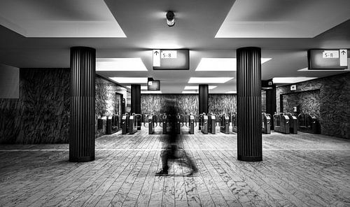 Personne en mouvement dans une gare