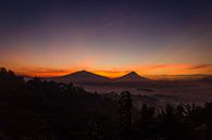 Vóór zonsopgang bij Setumbu Hill - Yogjakarta, Indonesië van Thijs van den Broek thumbnail