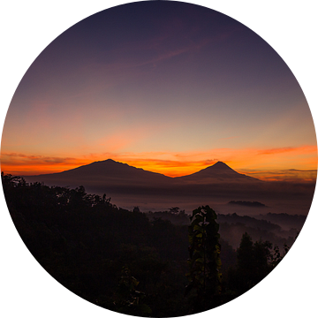 Vóór zonsopgang bij Setumbu Hill - Yogjakarta, Indonesië van Thijs van den Broek