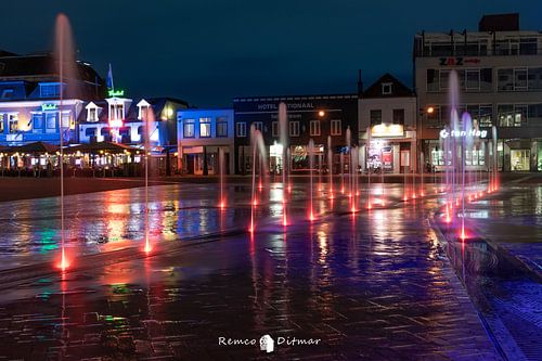 Magische Nachtelijke Symfonie: Betoverende Verlichte Fonteinen in de Binnenstad van Henge