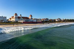 Brandung am Strand in Binz mit Blick zur Strandpromenade