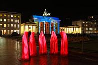 Vijf rode beelden voor de verlichte Brandenburger Tor van Frank Herrmann thumbnail