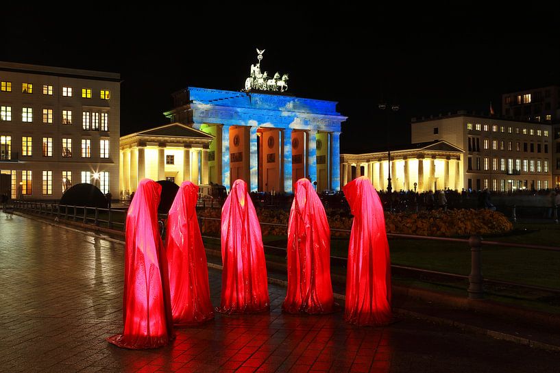 Fünf rote Skulpturen vor dem beleuchteten Brandenburger Tor von Frank Herrmann
